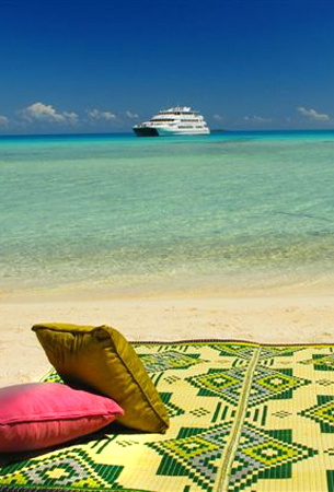 <PRE>INTIMATE CRUISE VACATION: 2 nights on Tahiti, 7 nights aboard the HAUMANA (all meals included) on the Tuamotu Islands</PRE>
